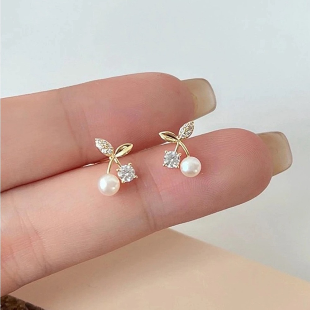 Elegant Gold and Pearl Earrings